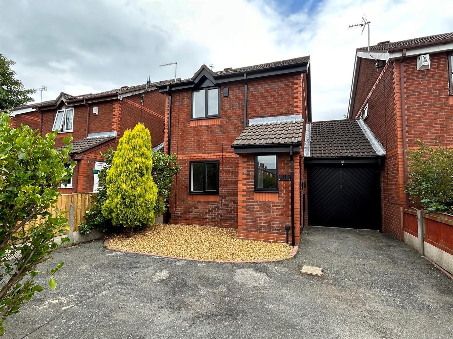 3 bedroom Link detached house Under Offer