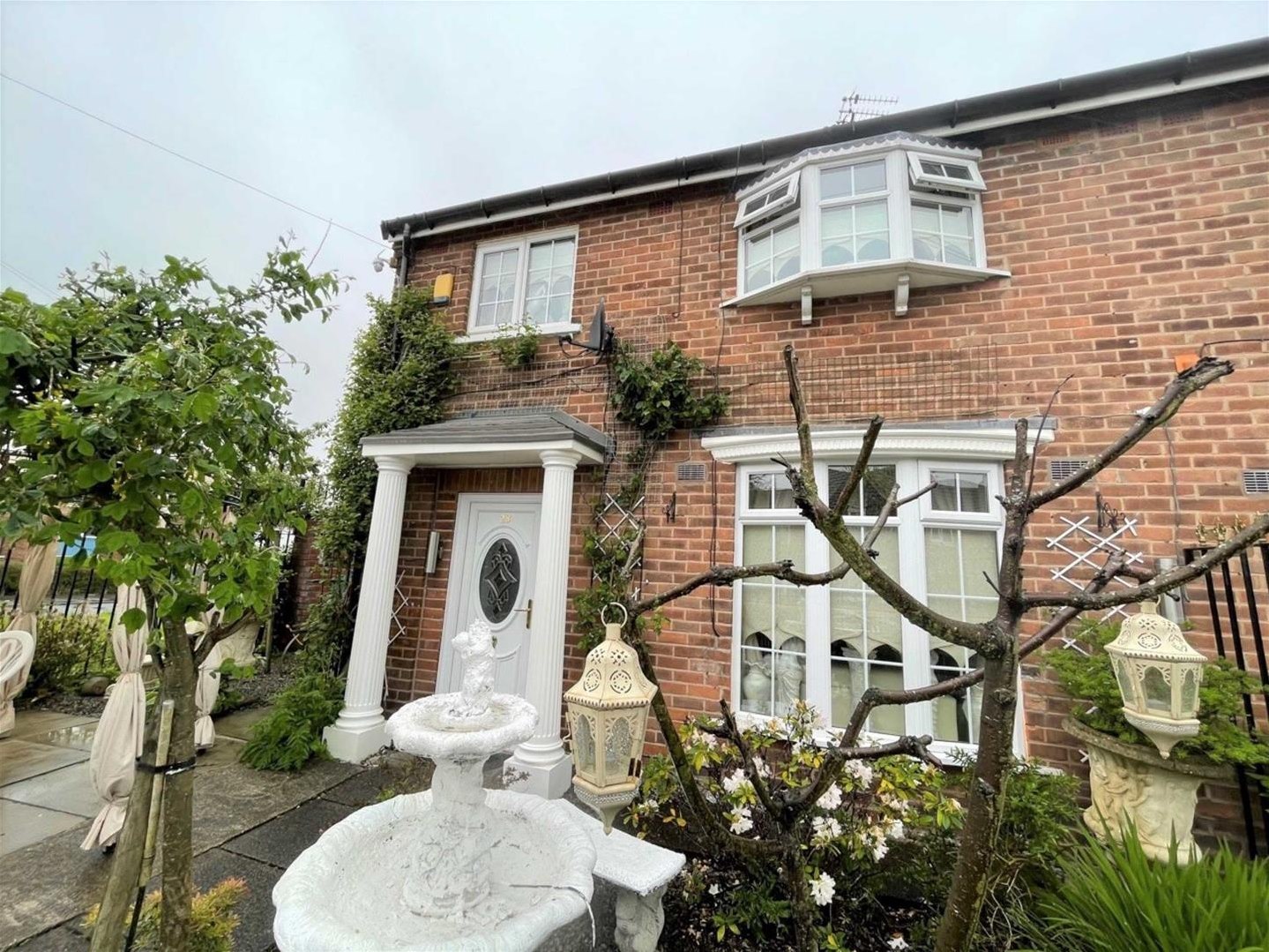 3 bedroom Semi-detached house Under Offer