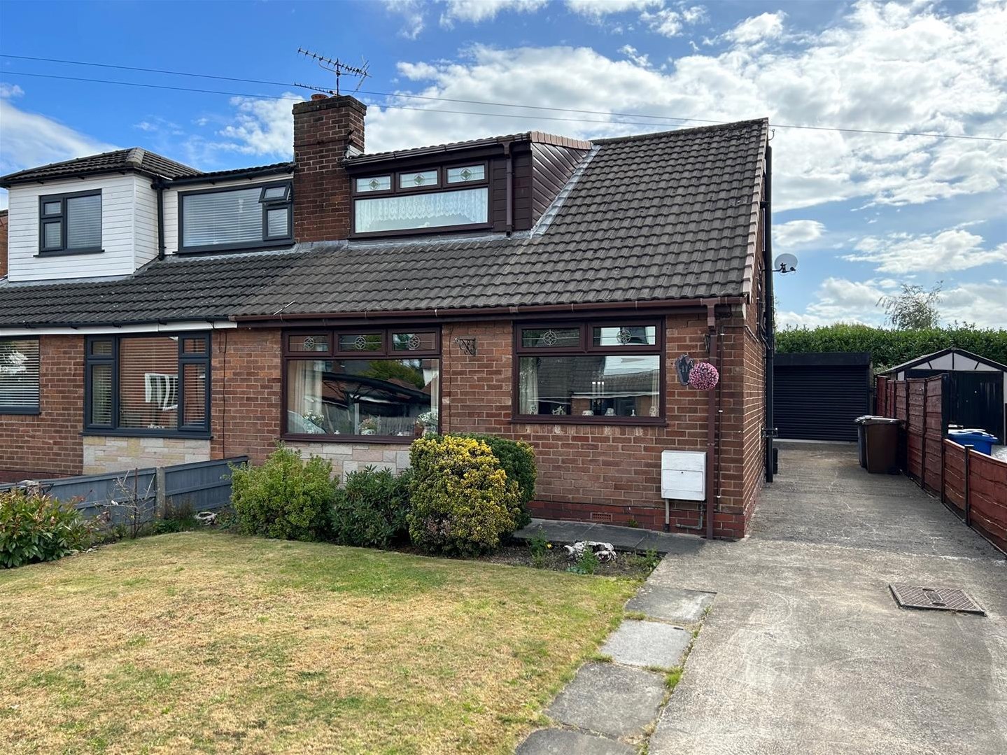 3 bedroom Semi-detached house Under Offer