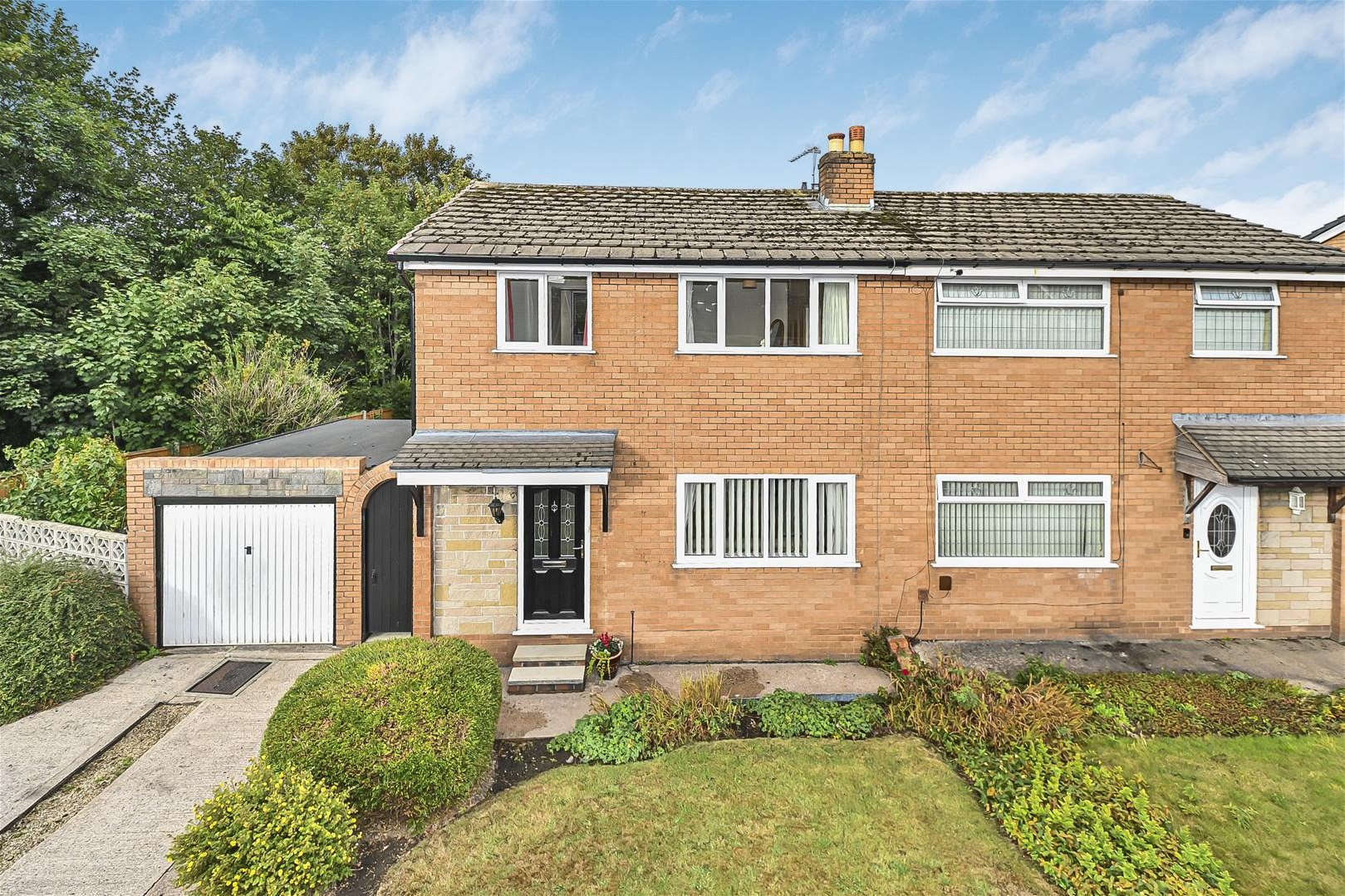3 bedroom Semi-detached house Under Offer