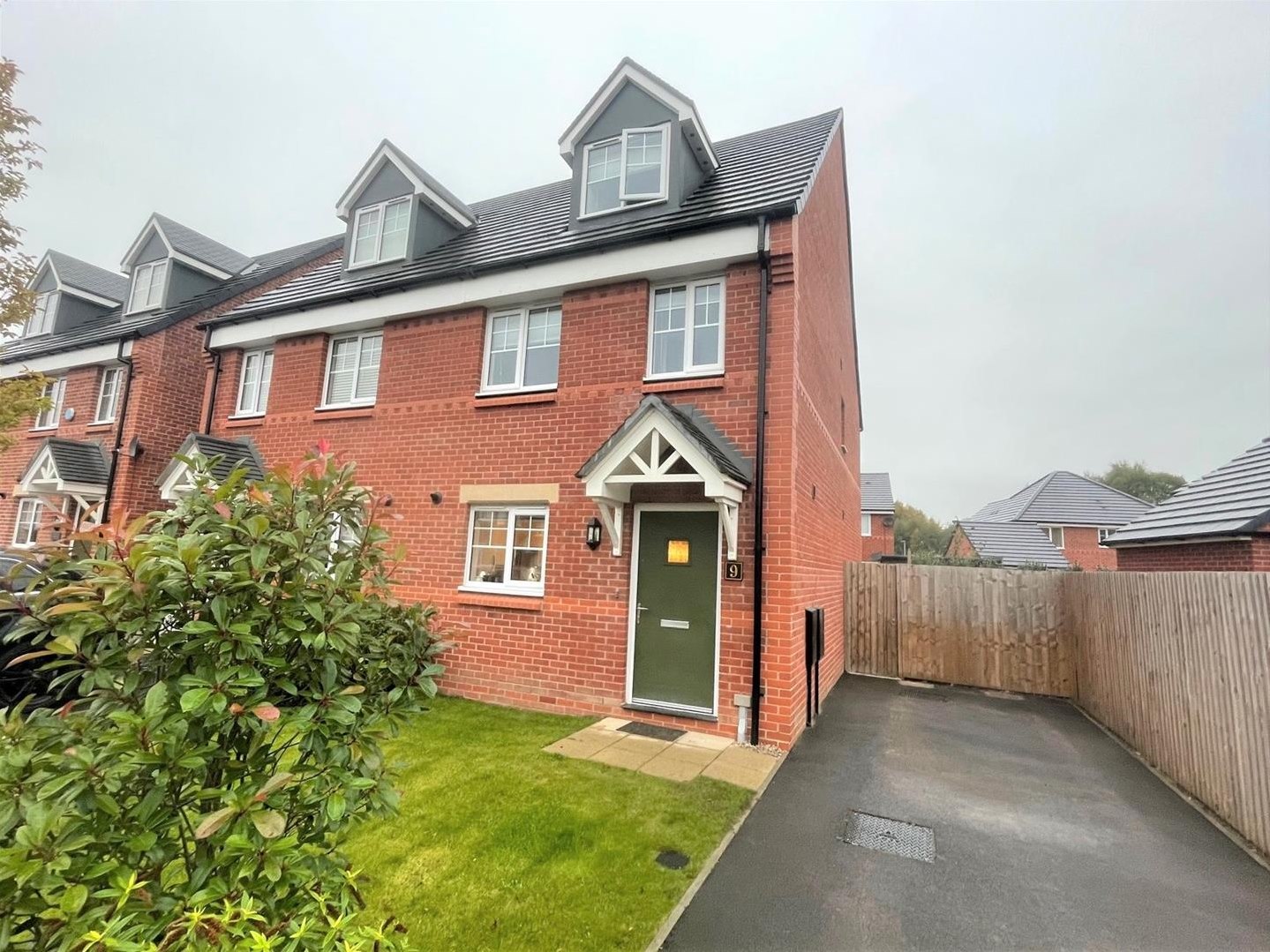 3 bedroom Semi-detached house For Sale