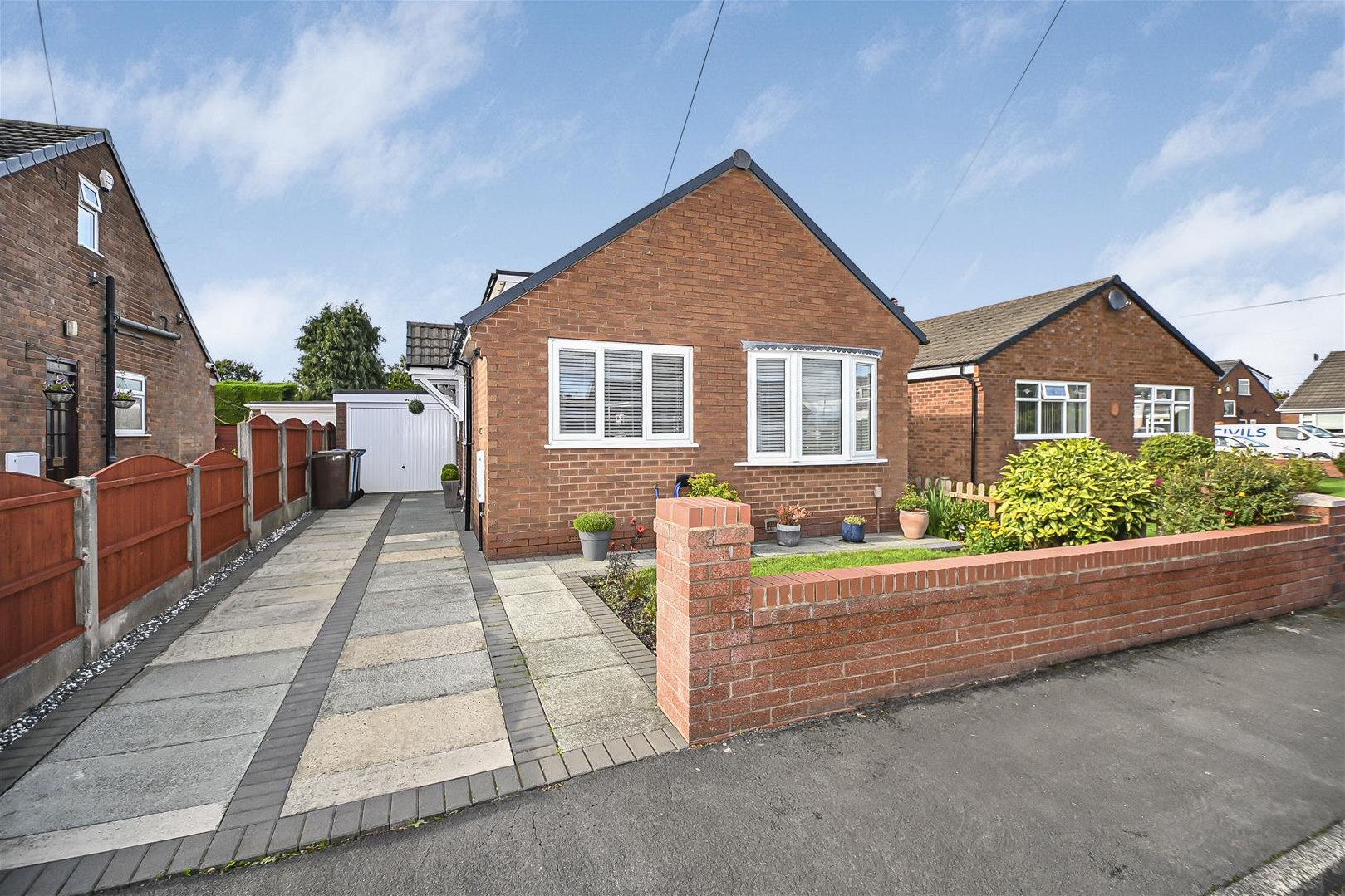 3 bedroom Semi-detached house Under Offer
