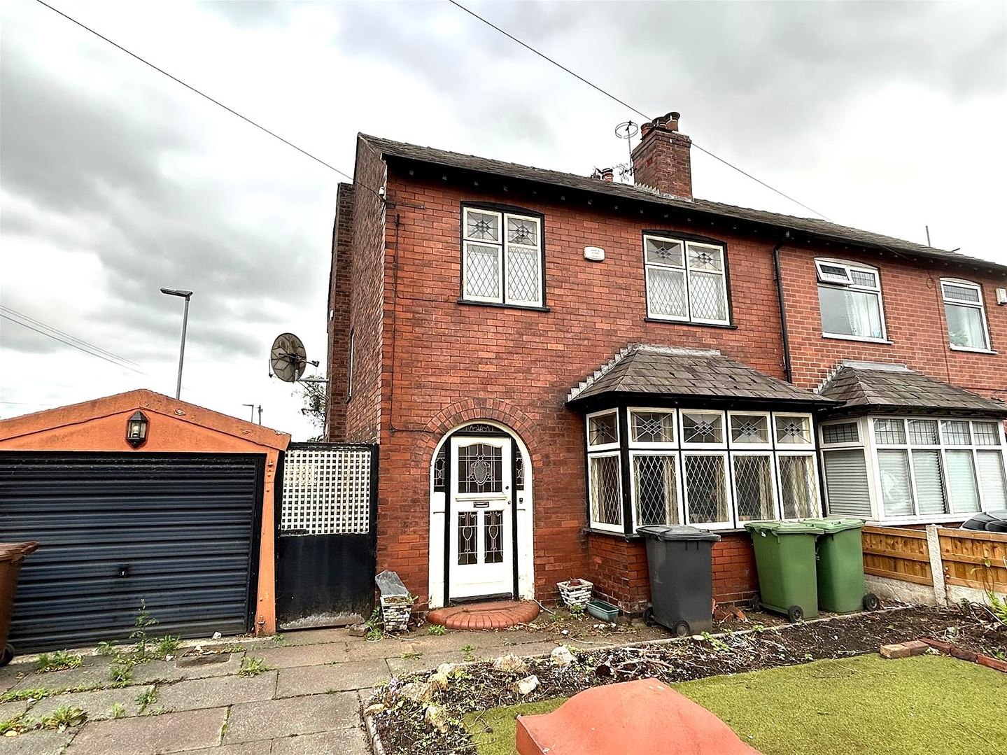 3 bedroom Semi-detached house Under Offer