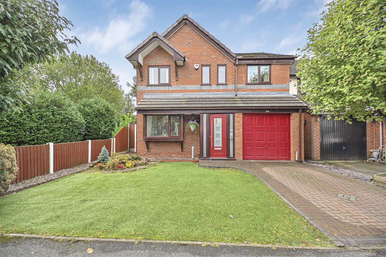 5 bedroom Detached house Under Offer