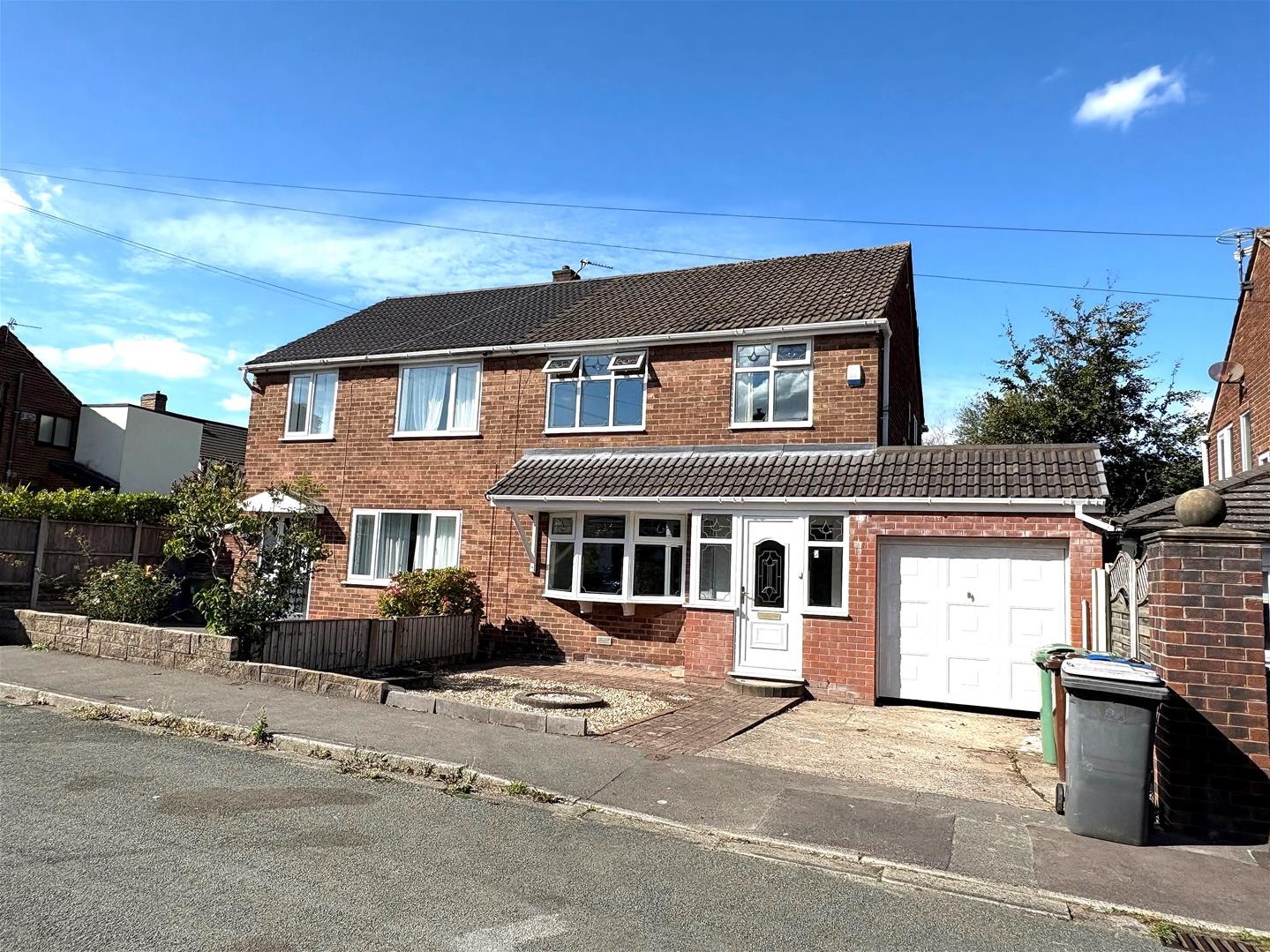 3 bedroom Semi-detached house Under Offer