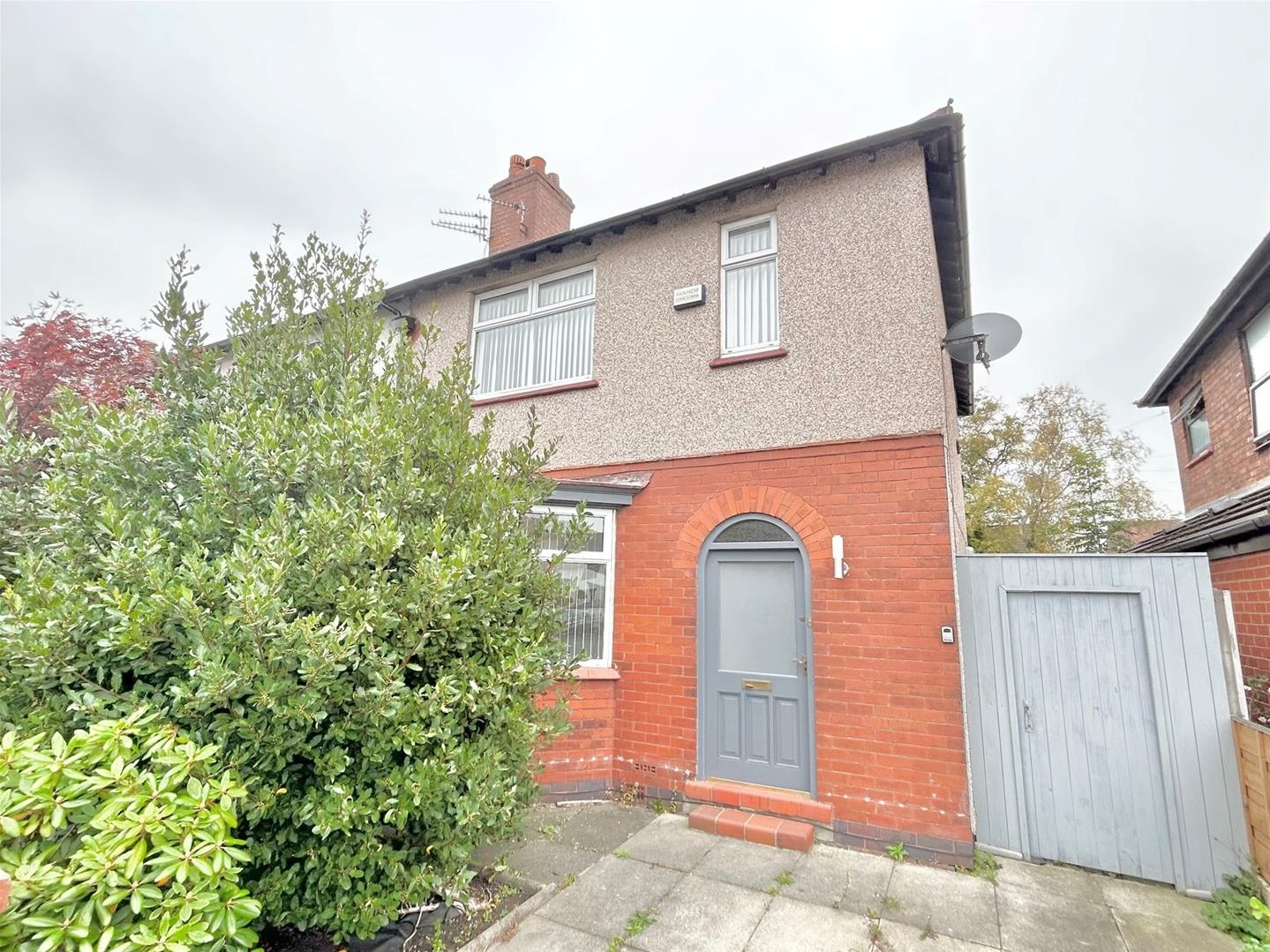 3 bedroom Semi-detached house Under Offer