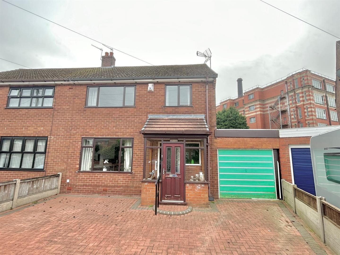 3 bedroom Semi-detached house Under Offer