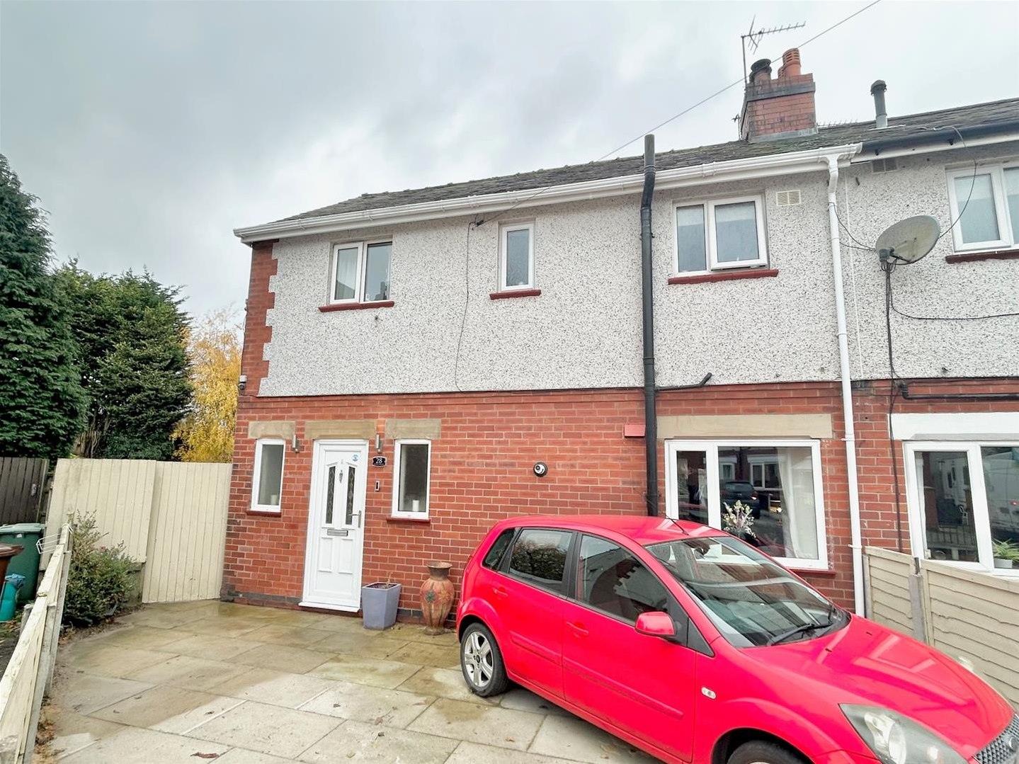 3 bedroom Semi-detached house Under Offer