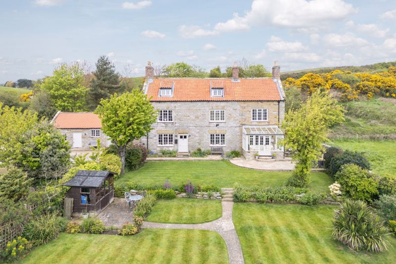 6 bedroom Cottage For Sale
