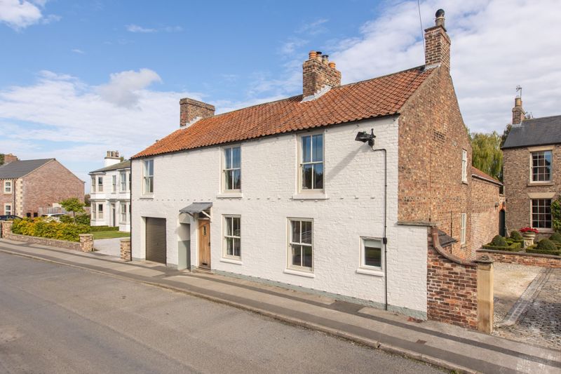 5 bedroom Detached house Under Offer