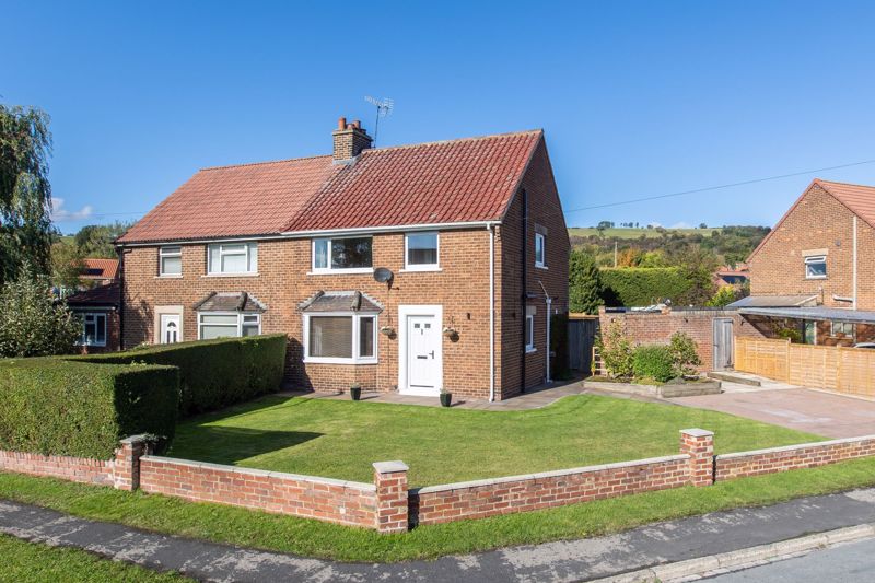 3 bedroom Semi-detached house Under Offer