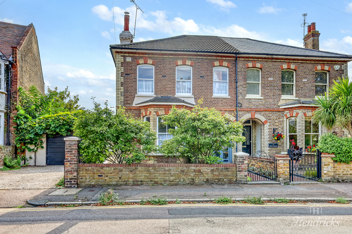 3 bedroom Semi-detached house Under Offer