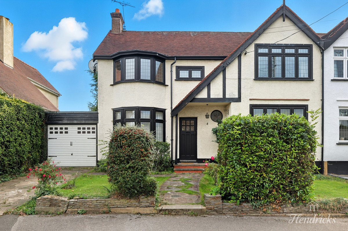 4 bedroom Semi-detached house Under Offer