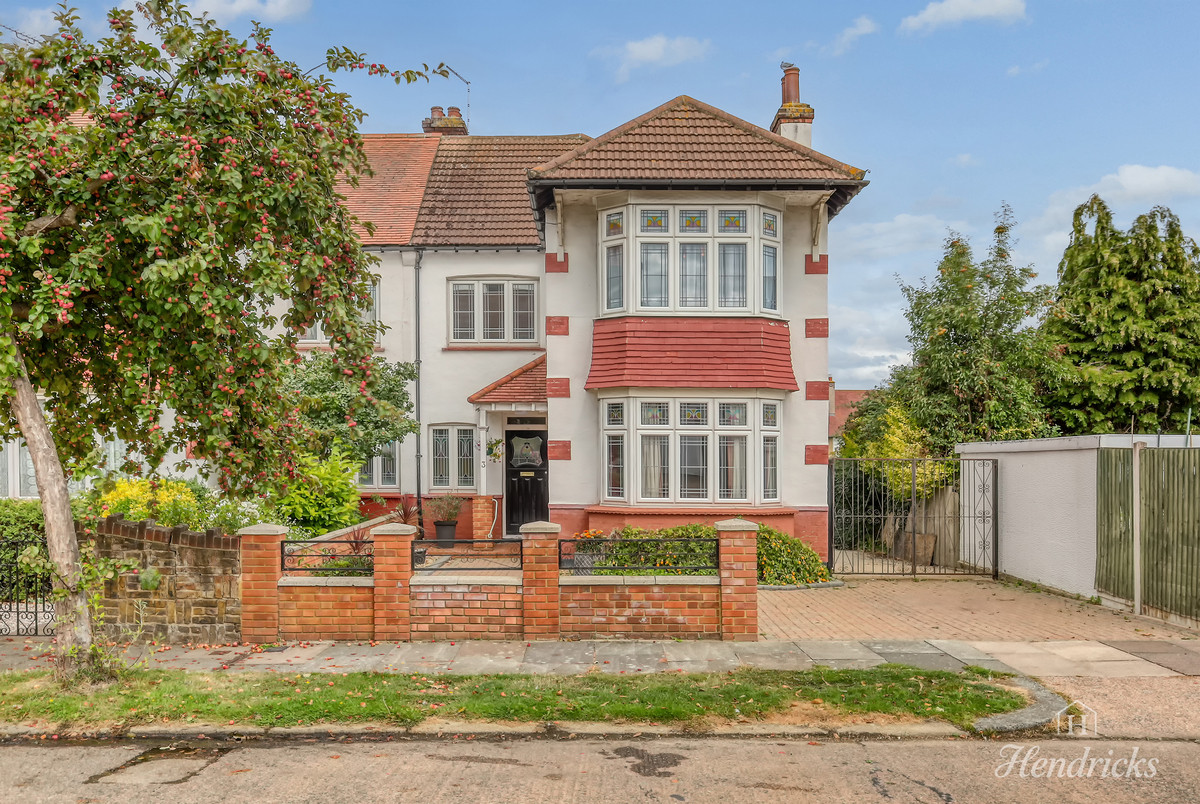 3 bedroom Semi-detached house Under Offer