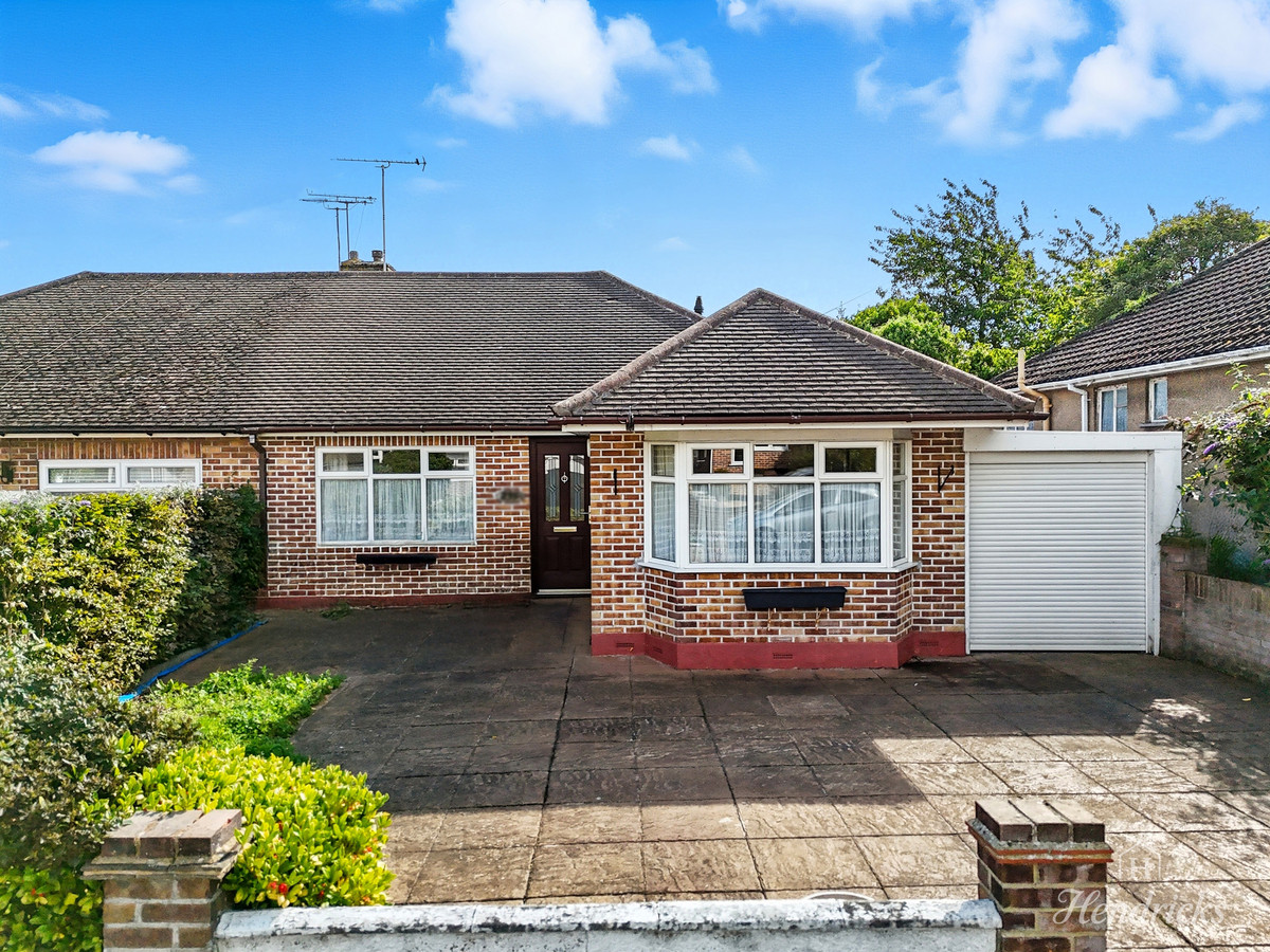 3 bedroom Semi-detached bungalow Under Offer