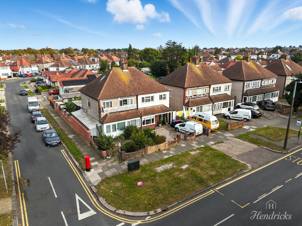 3 bedroom Semi-detached house Under Offer
