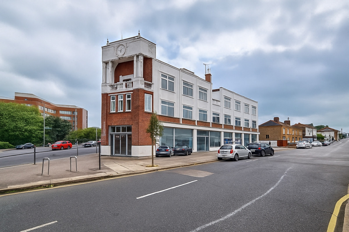 2 bedroom Flat For Sale