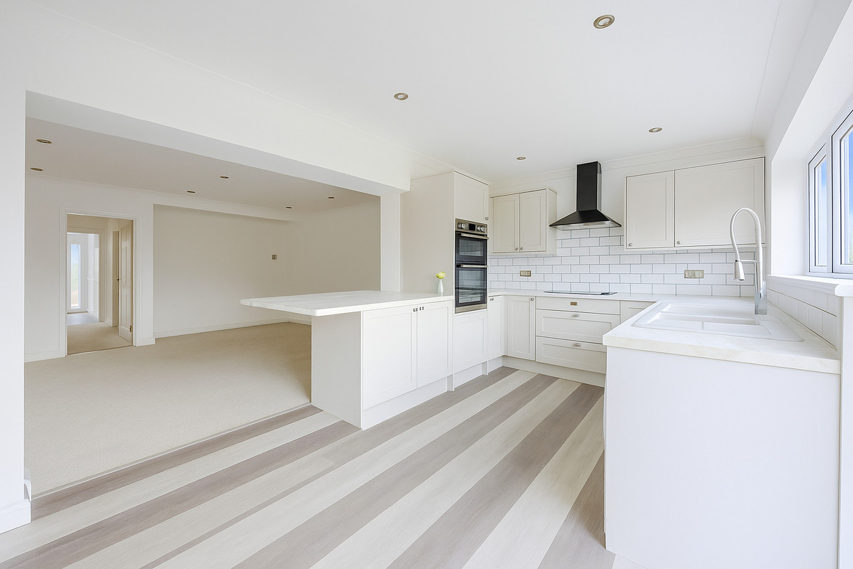 3 bedroom Semi-detached house Under Offer