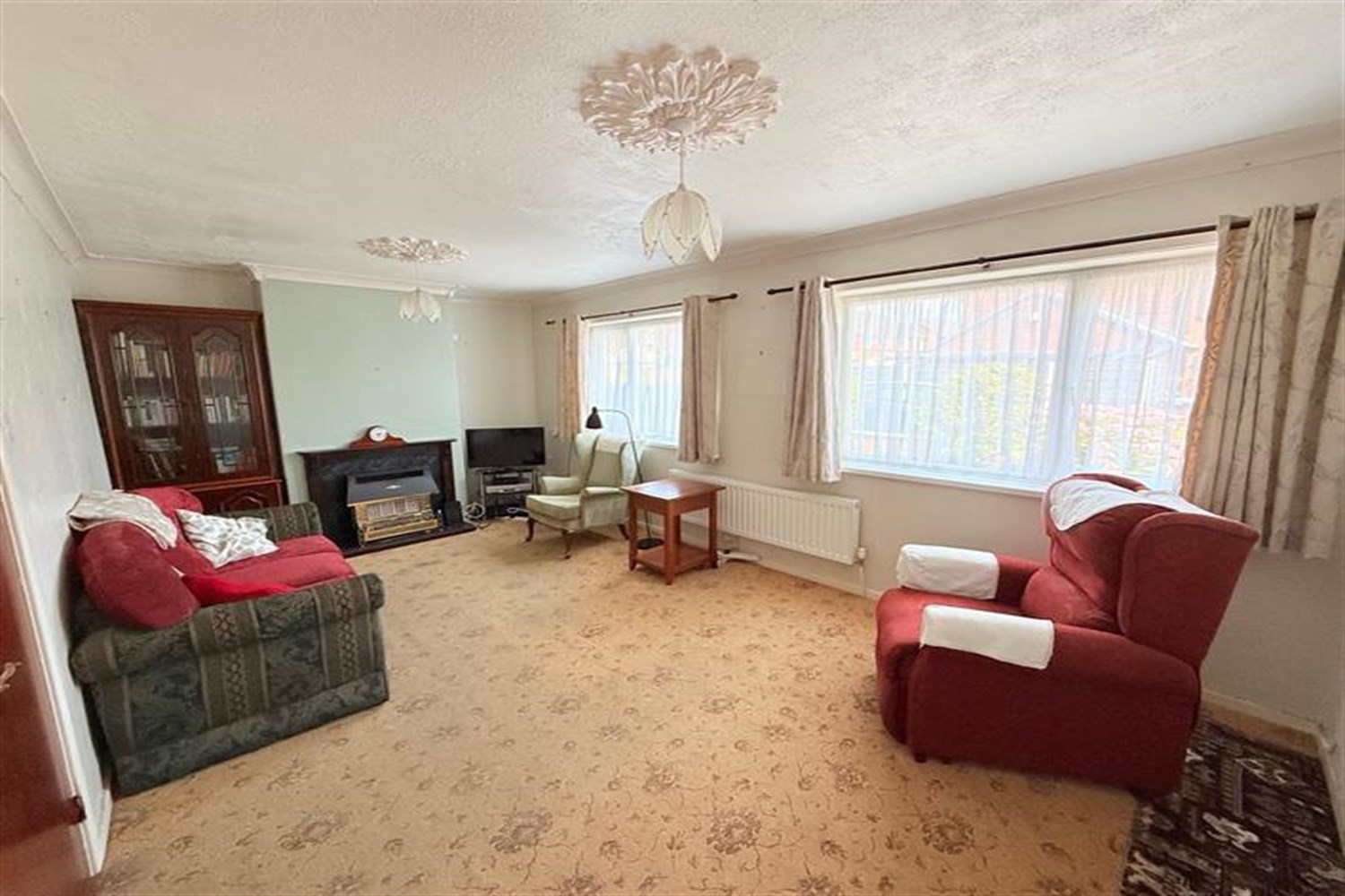 3 bedroom Semi-detached house Under Offer