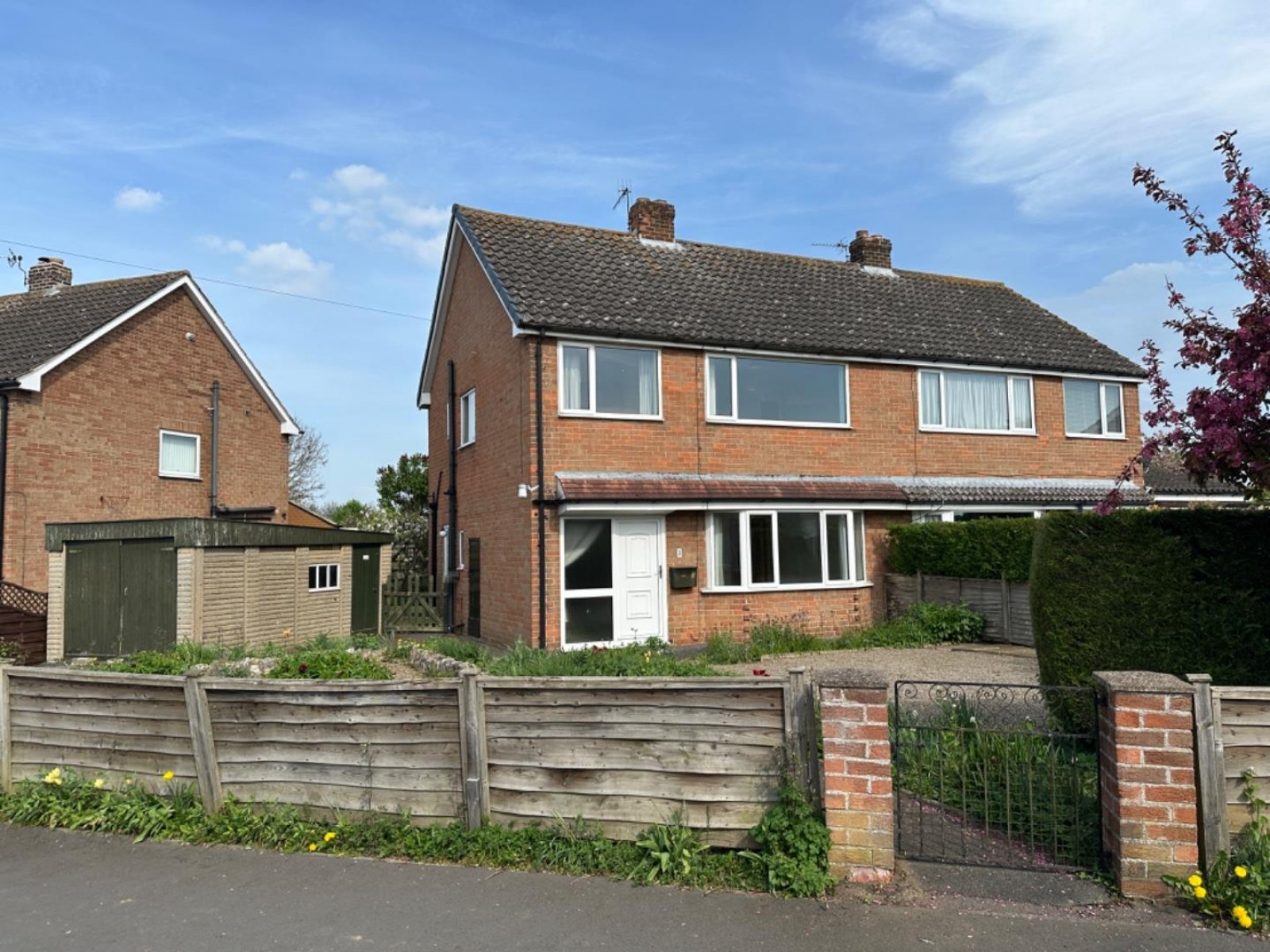3 bedroom Semi-detached house Sold