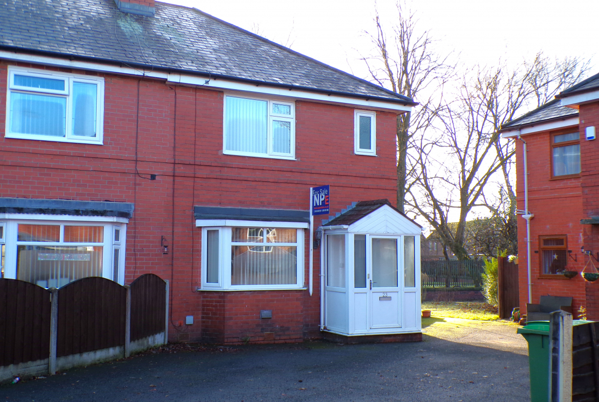 3 bedroom Semi-detached house Under Offer