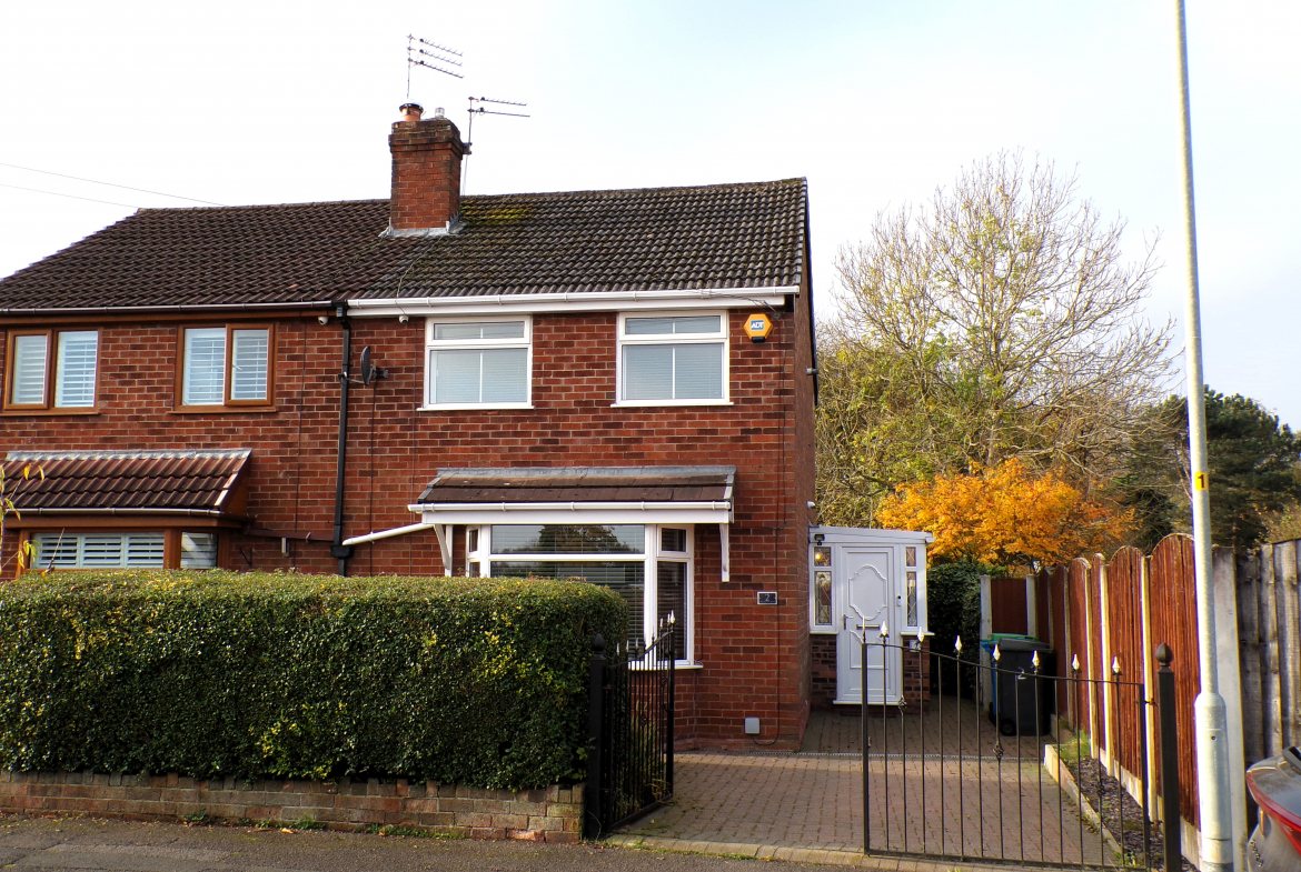 3 bedroom Semi-detached house Under Offer