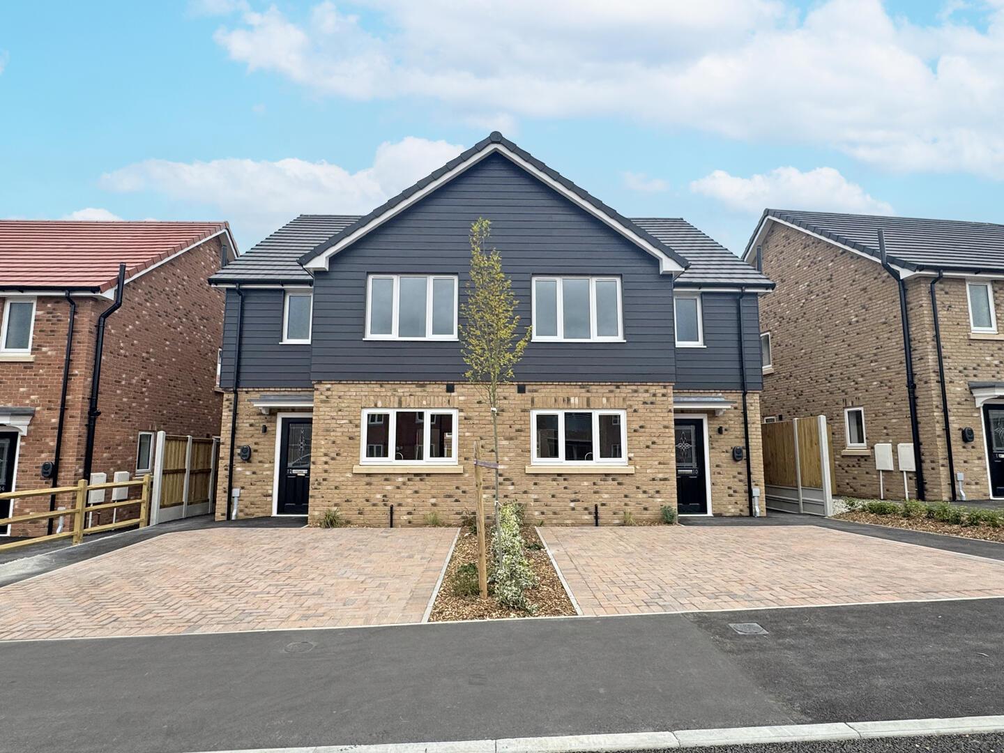 3 bedroom Semi-detached house Under Offer