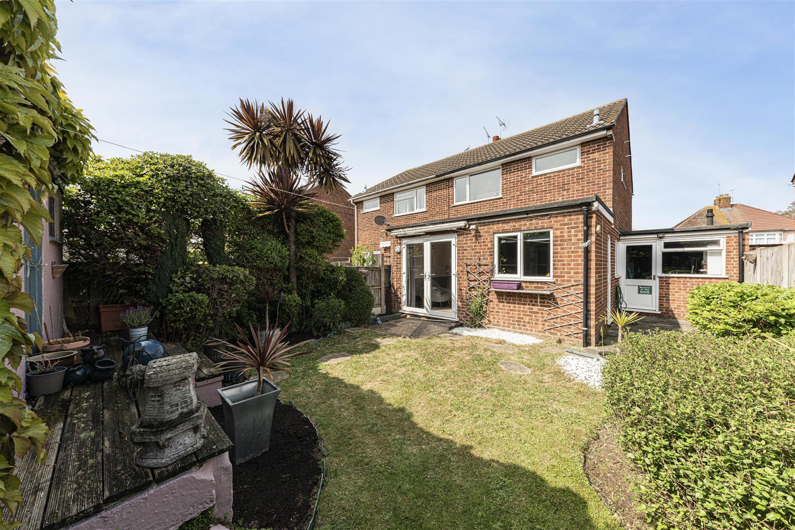 3 bedroom Semi-detached house Under Offer