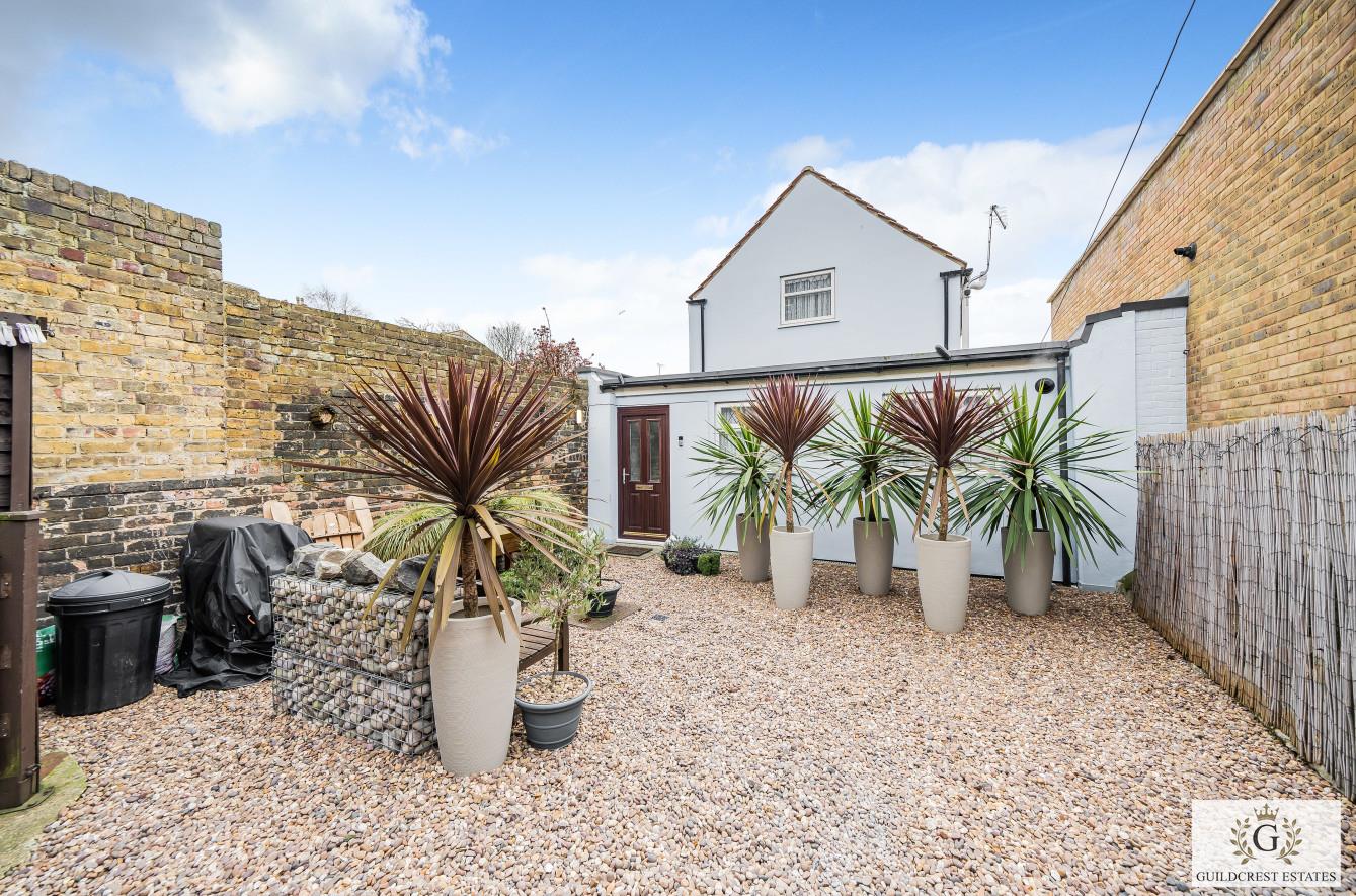 3 bedroom Detached house Under Offer