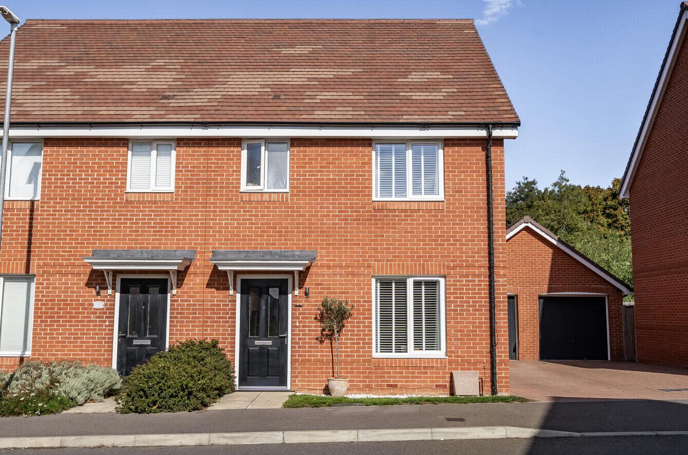 3 bedroom Semi-detached house Under Offer