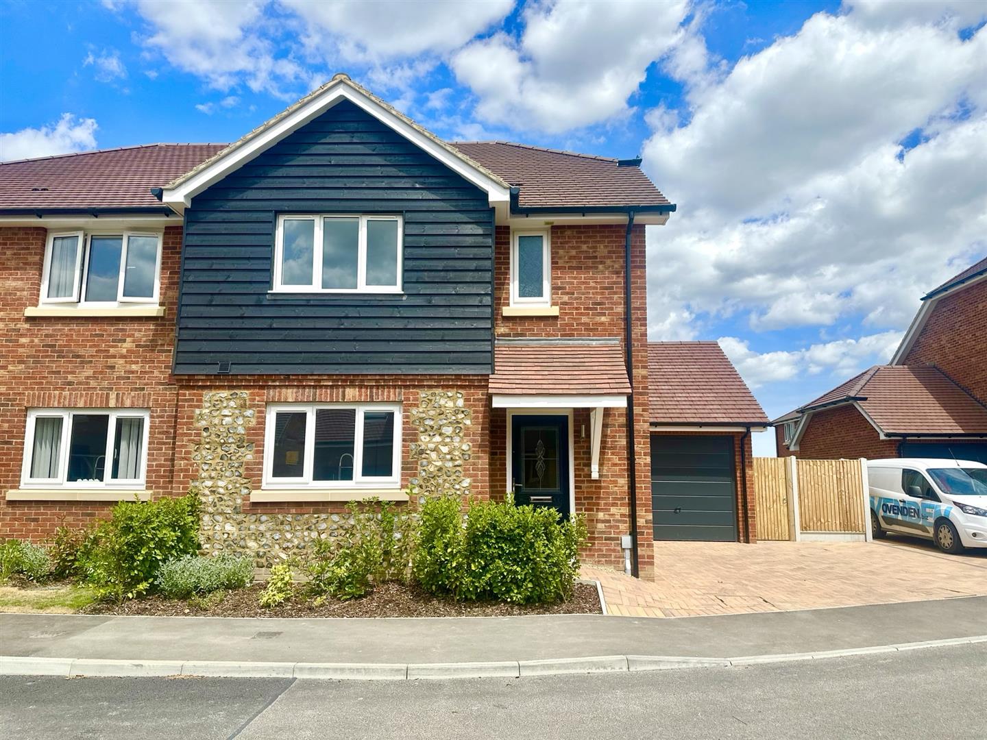 3 bedroom Semi-detached house Let