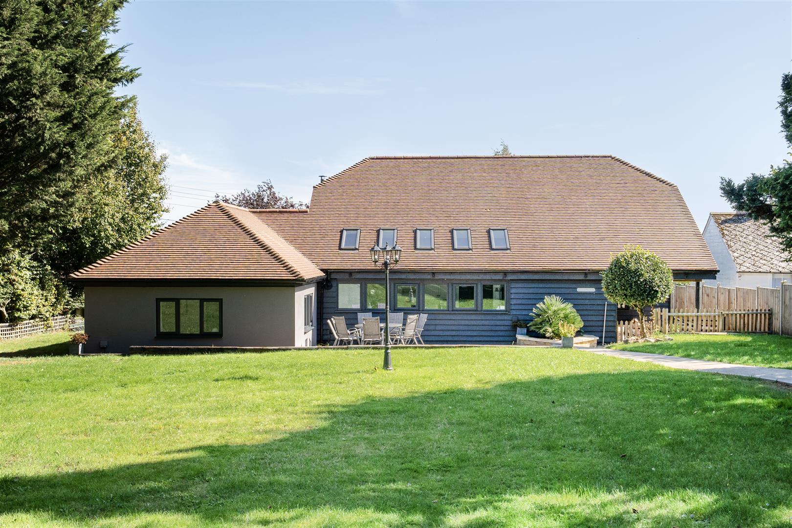 5 bedroom Detached house Under Offer