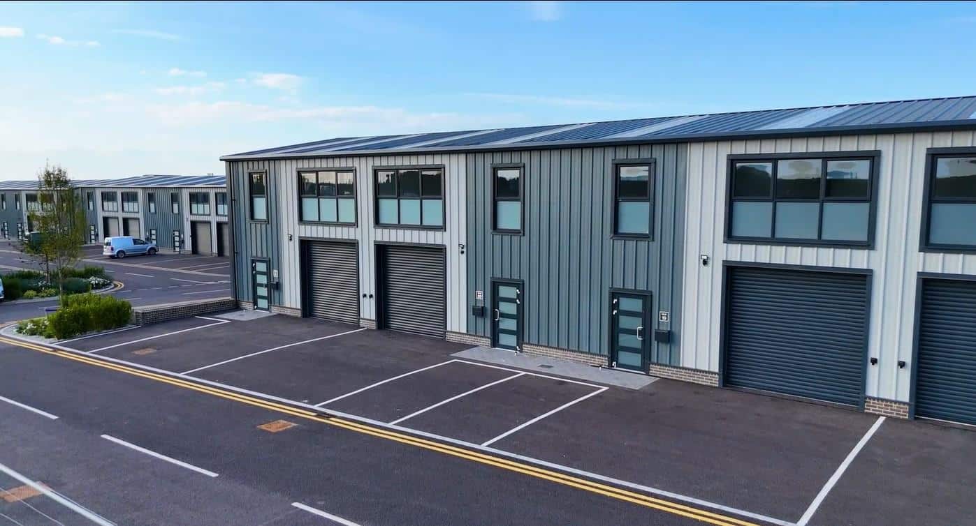  End of terrace house Under Offer
