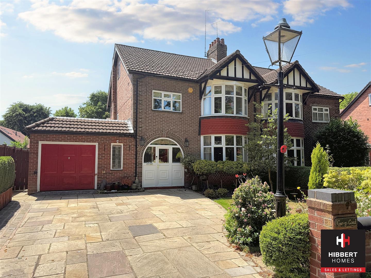 3 bedroom Semi-detached house Under Offer