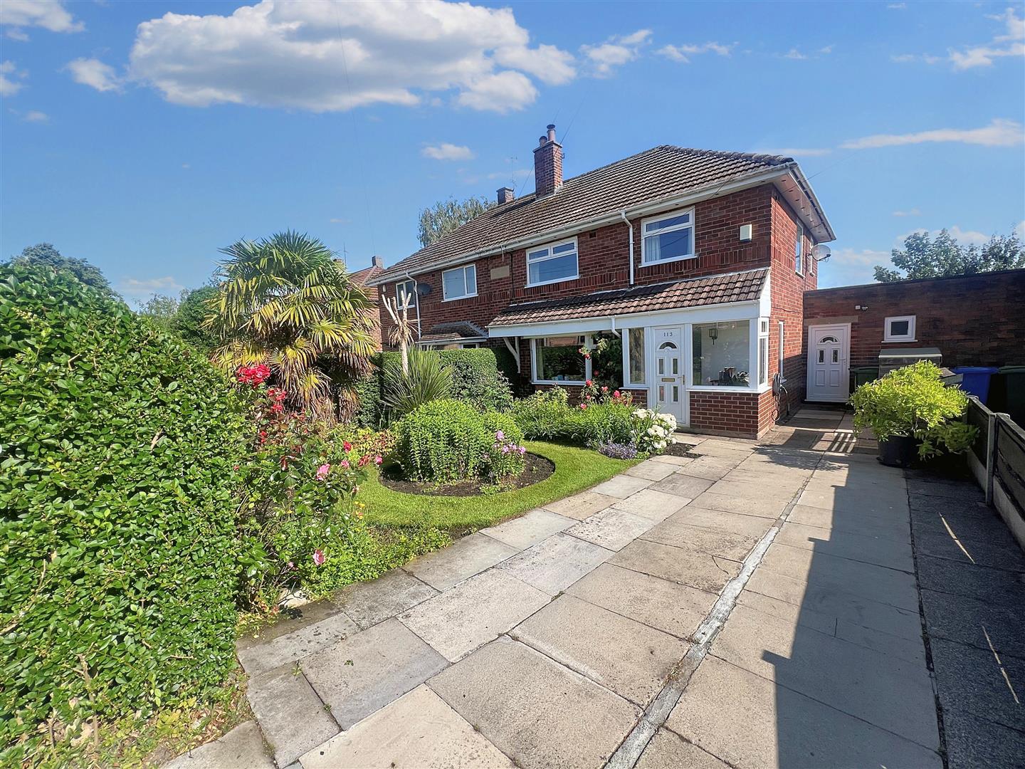 3 bedroom Semi-detached house Under Offer