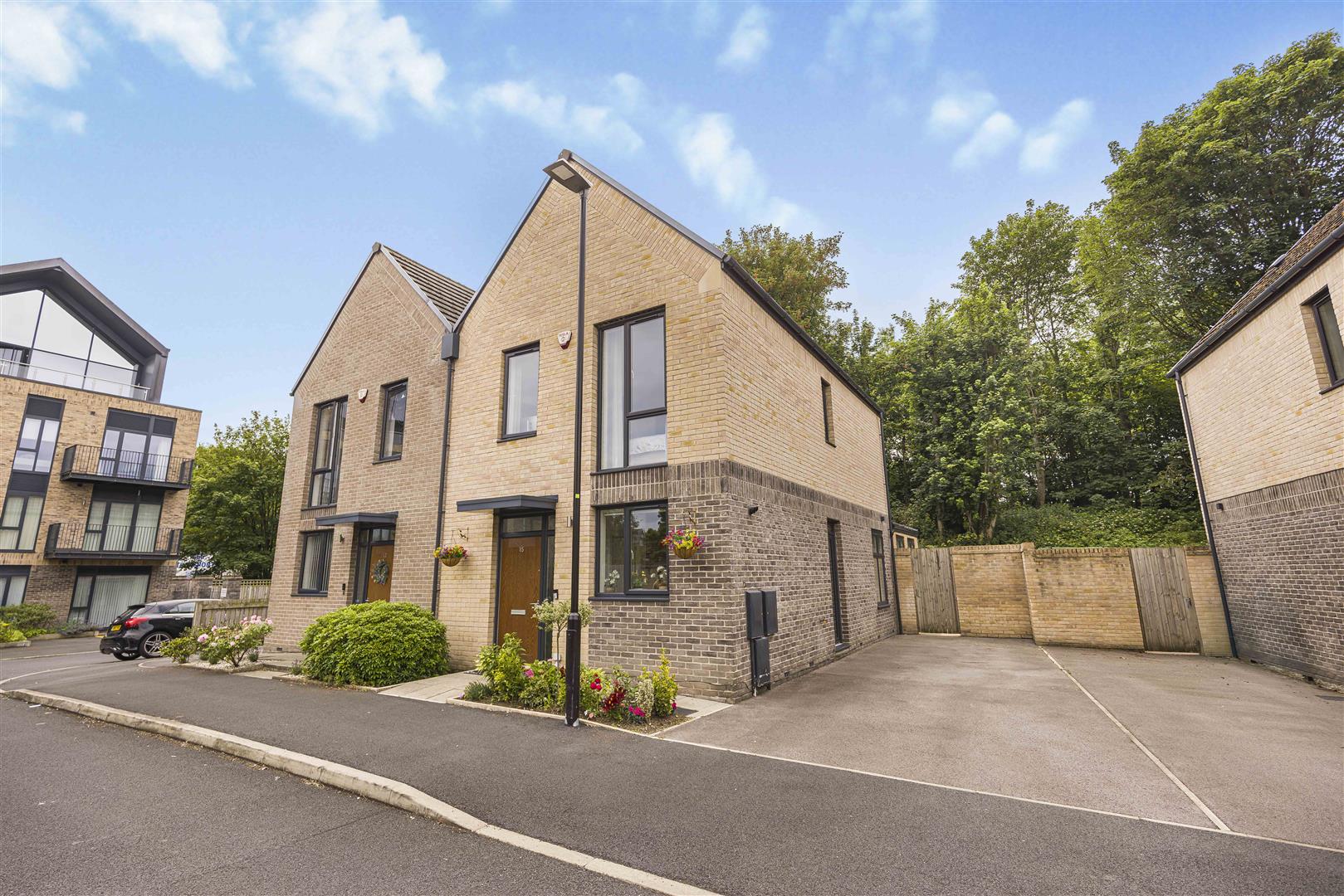 3 bedroom Semi-detached house Under Offer