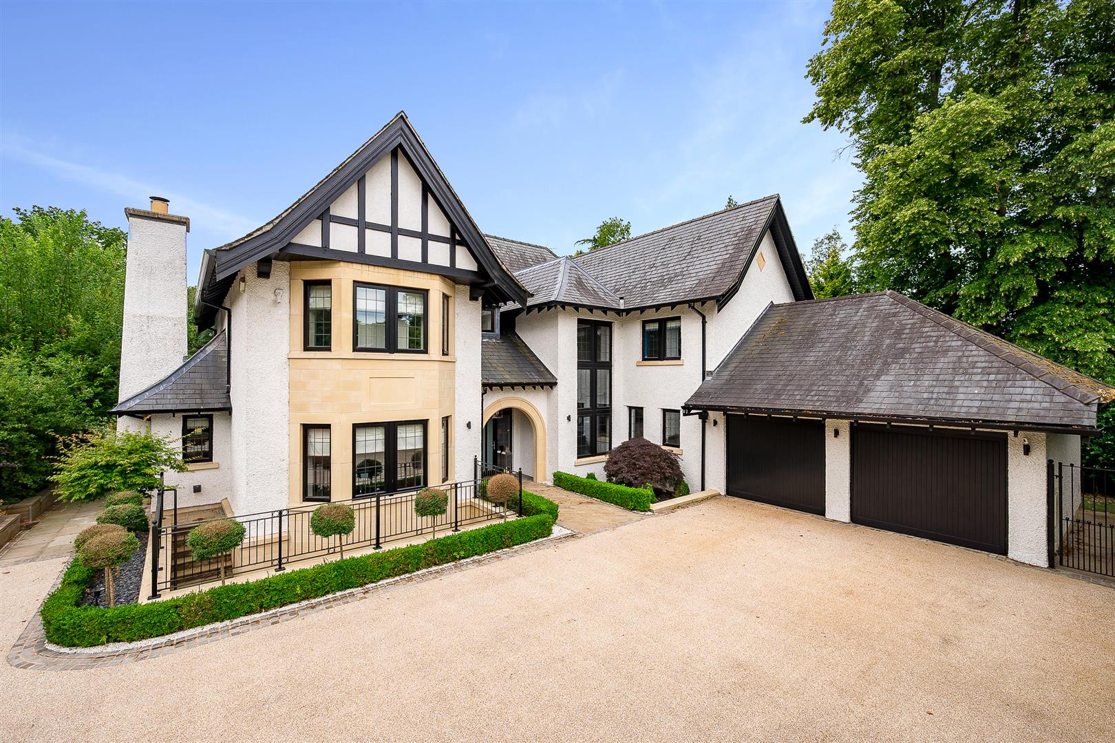 5 bedroom Detached house Under Offer