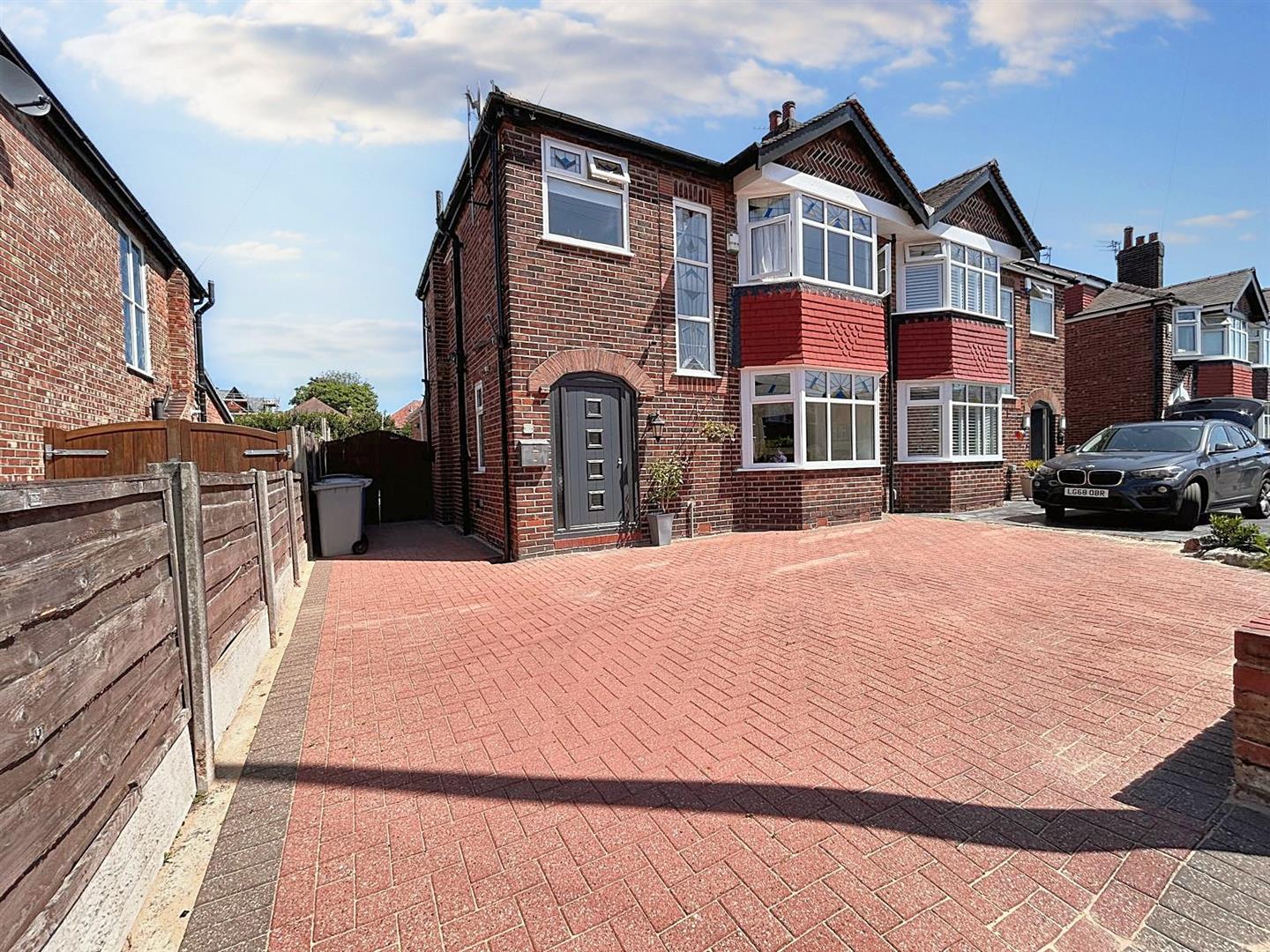3 bedroom Semi-detached house Under Offer