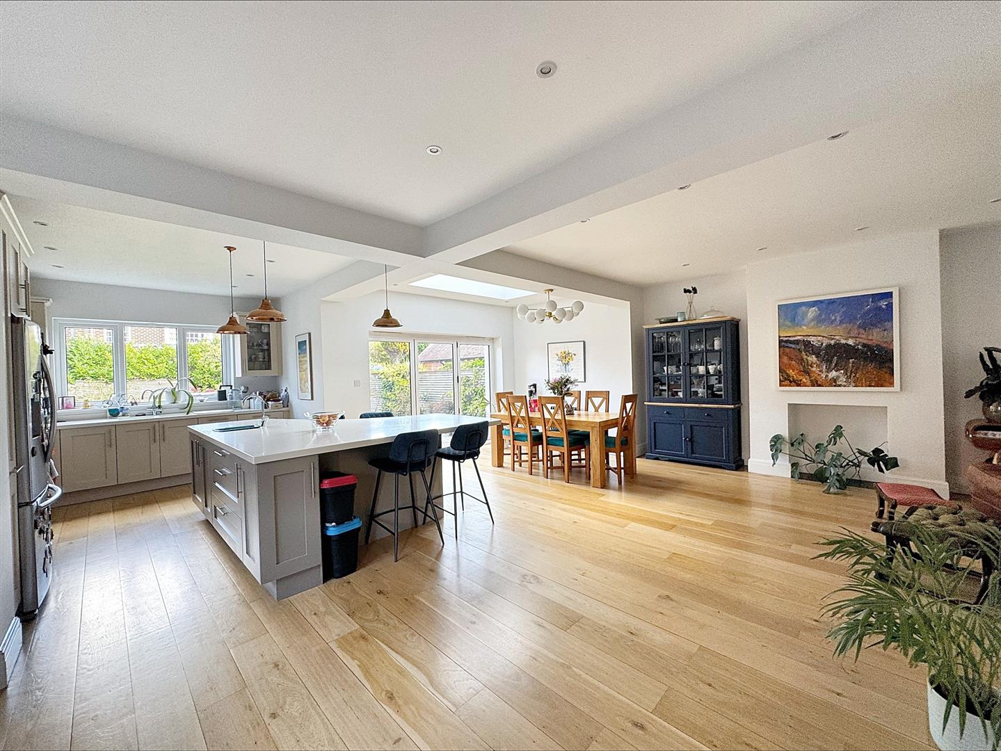 5 bedroom Semi-detached house Under Offer
