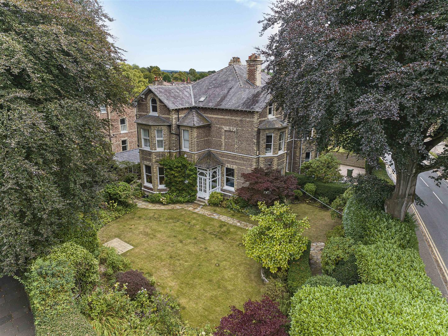 6 bedroom House (unspecified) For Sale
