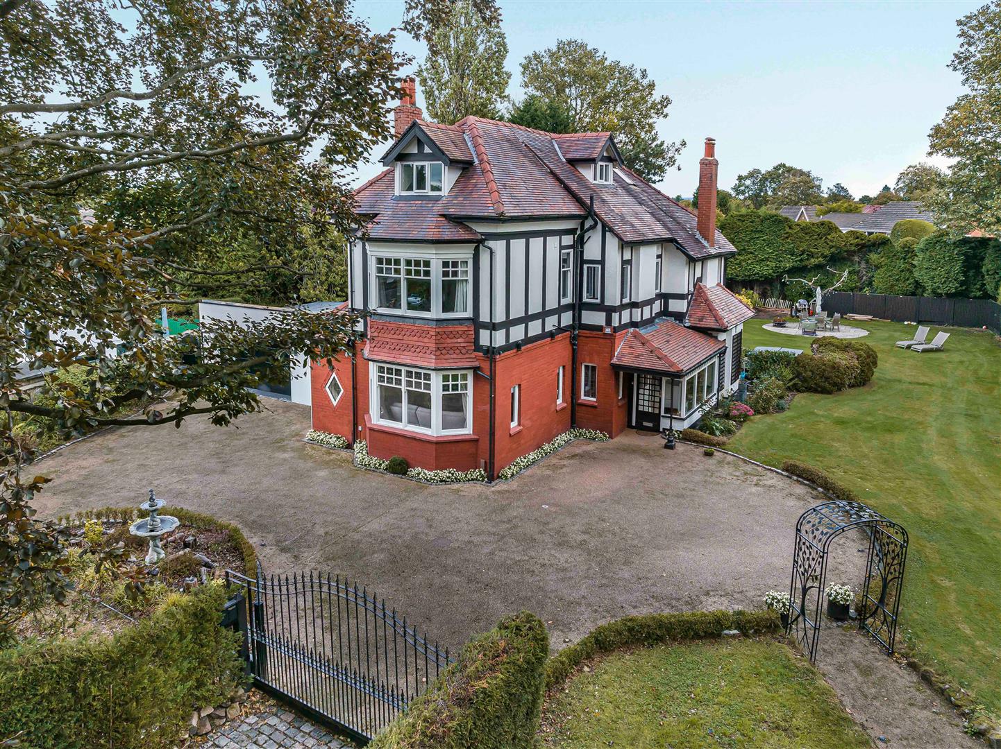 6 bedroom Detached house Under Offer