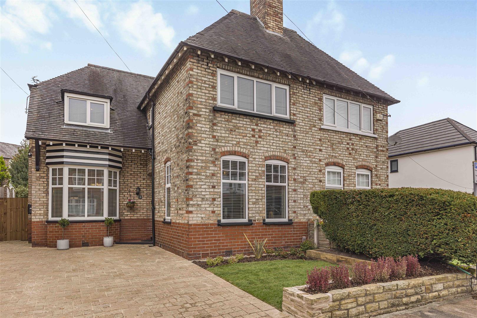 4 bedroom Semi-detached house Under Offer