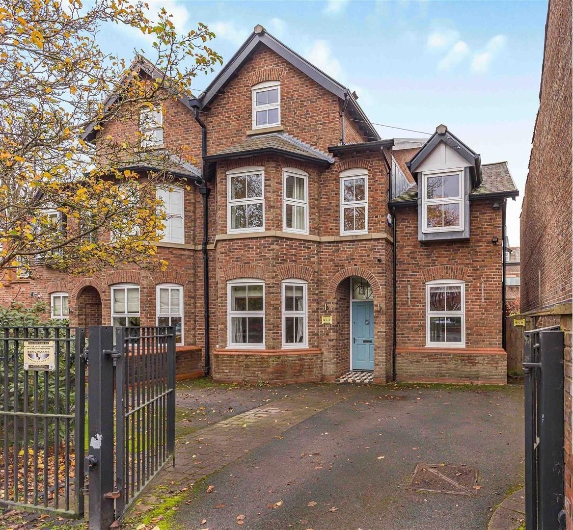 5 bedroom Semi-detached house For Sale