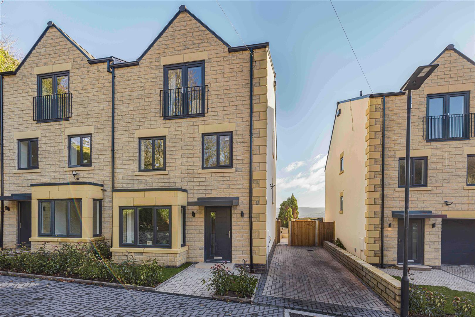 4 bedroom Semi-detached house For Sale