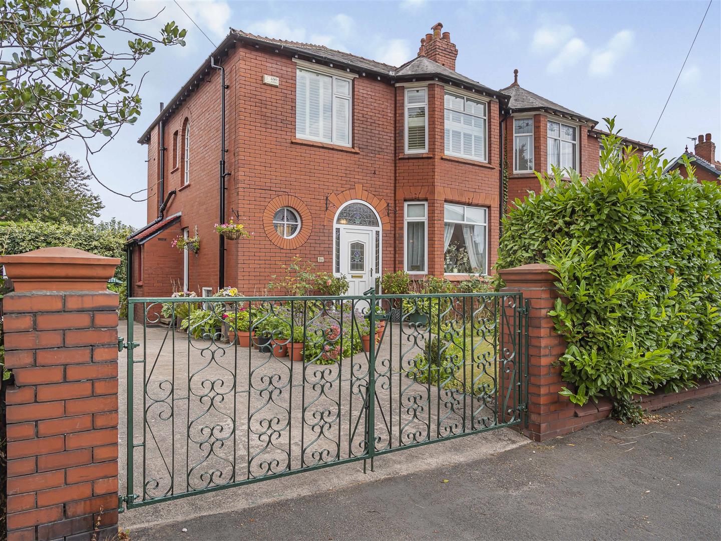 3 bedroom Semi-detached house Under Offer