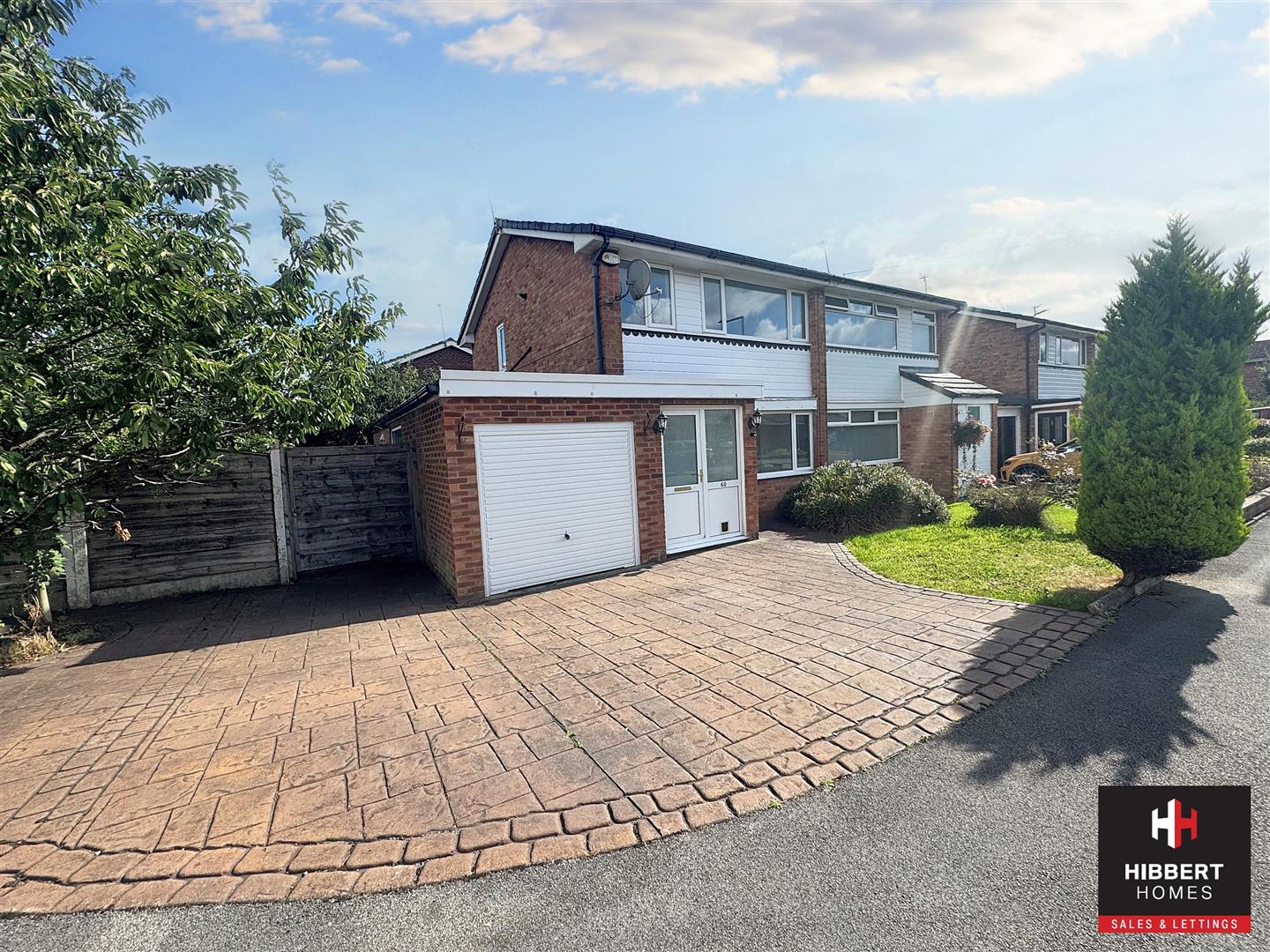 3 bedroom Semi-detached house Under Offer