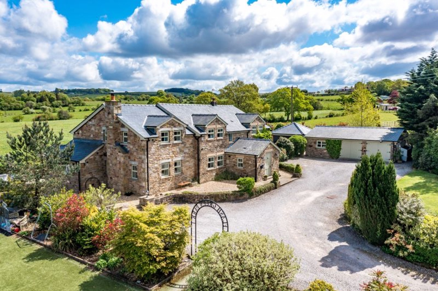 5 bedroom Detached house Under Offer