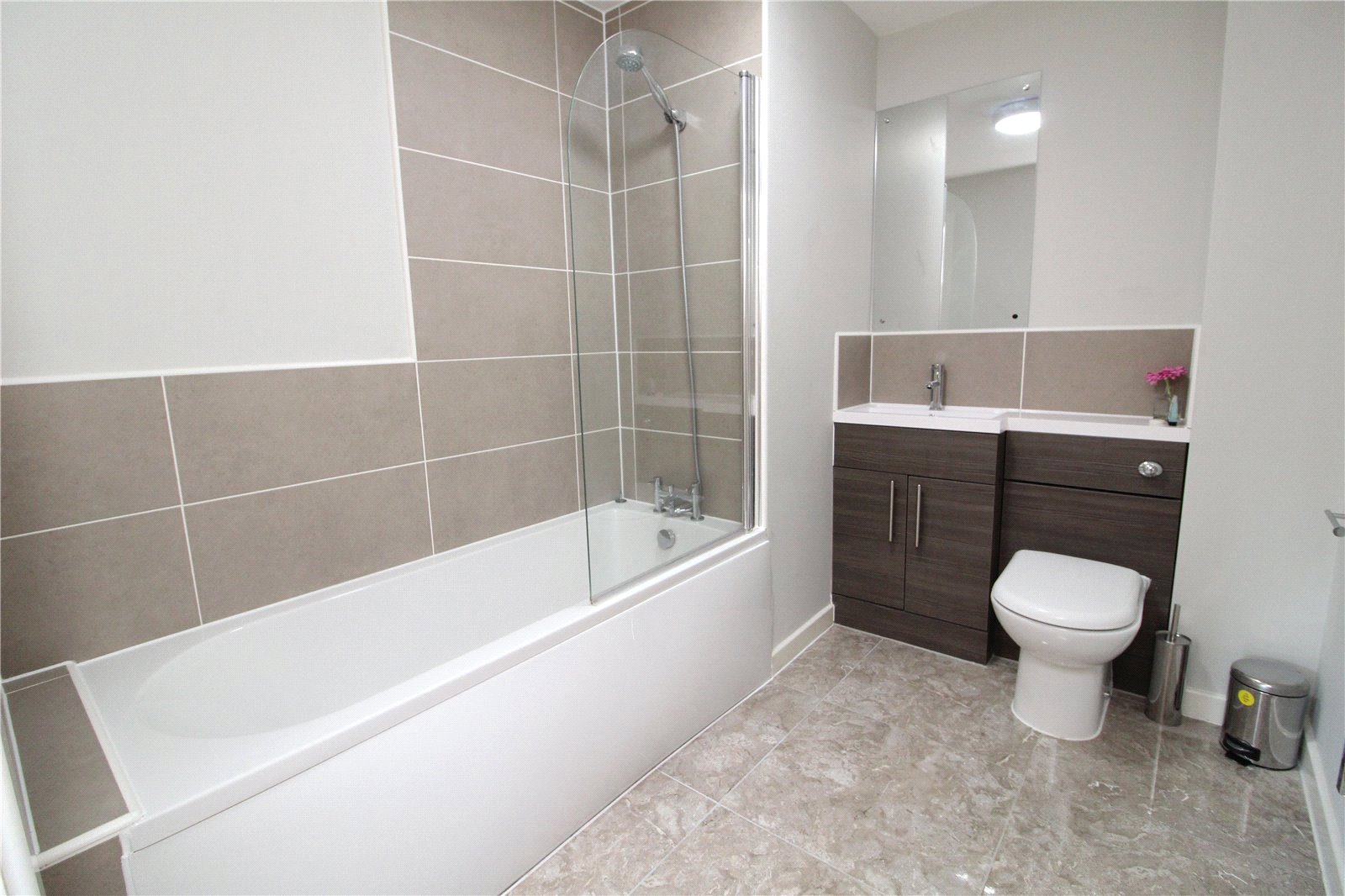 2 bedroom Flat To Let