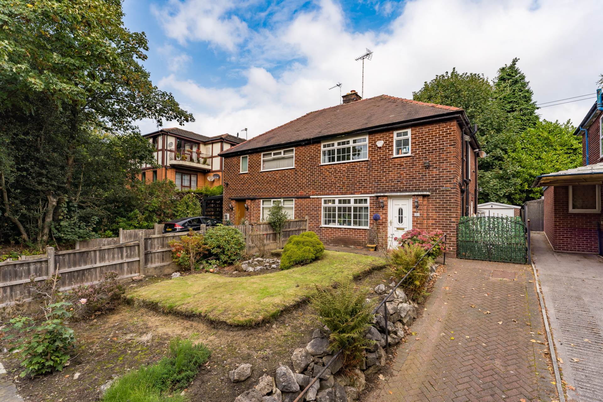 3 bedroom Semi-detached house Under Offer