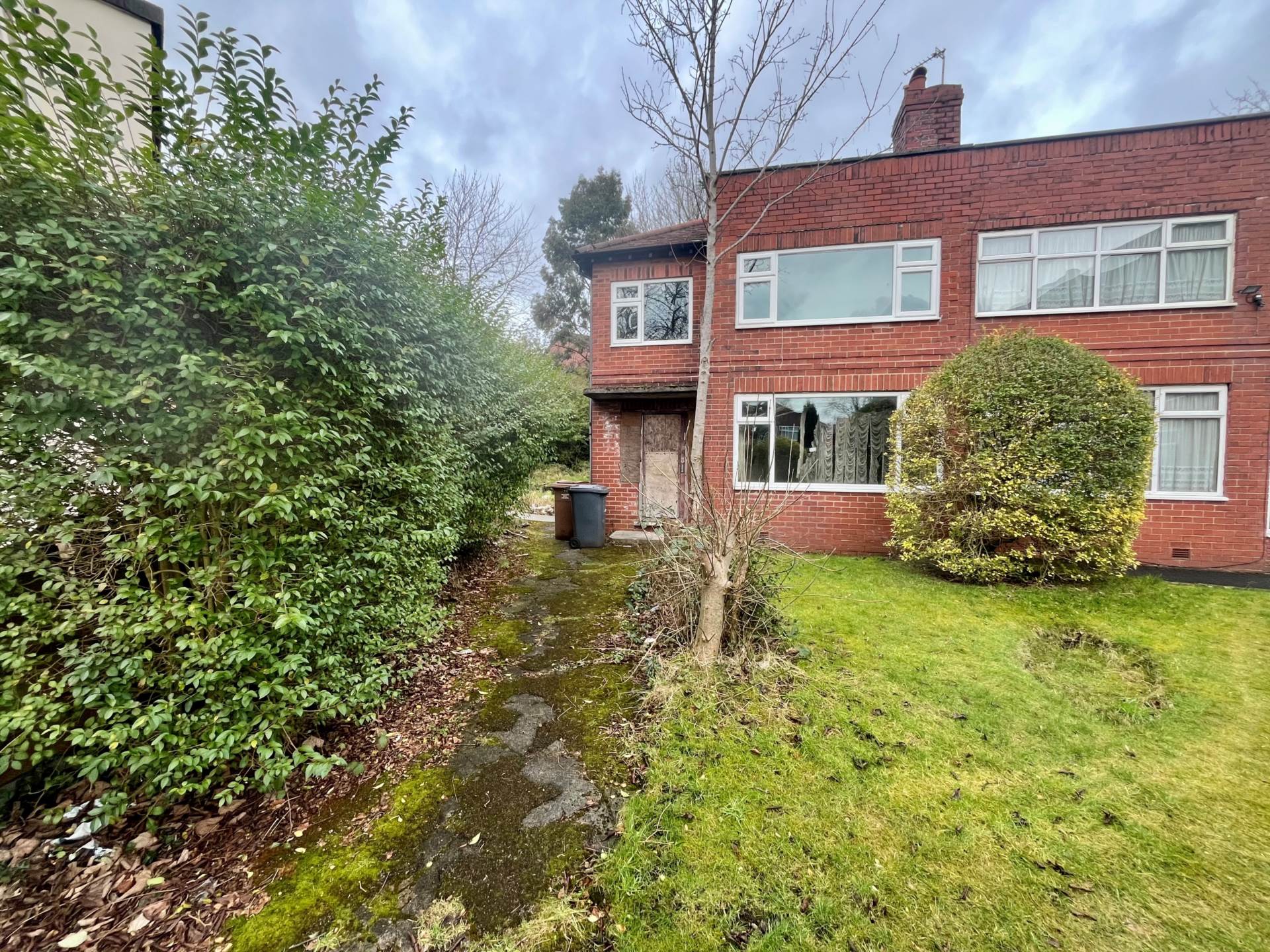 3 bedroom Semi-detached house Under Offer